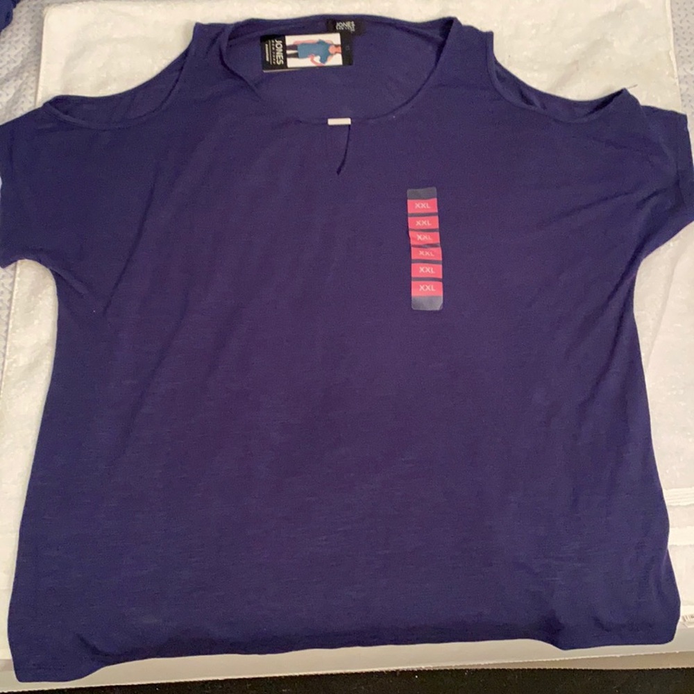 NWT Beautiful cold shoulder top.